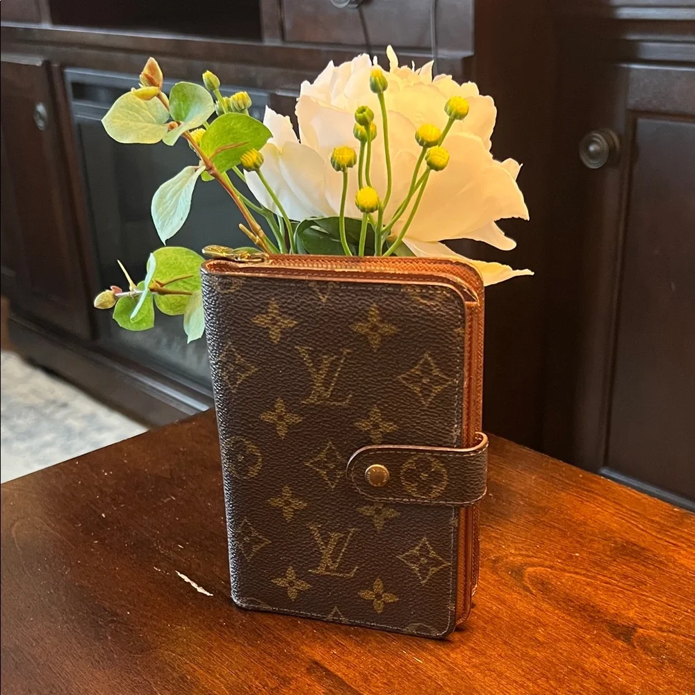 Authentic Vintage Louis Vuitton Monogram Card Wallet - Picture 1 of 17